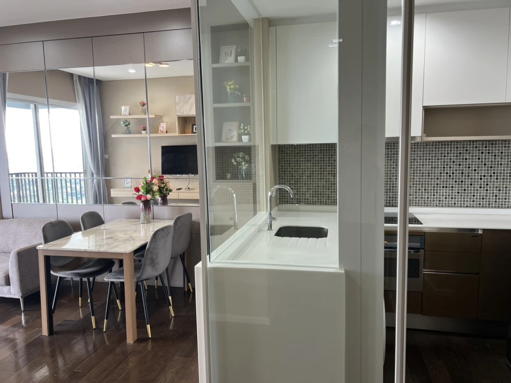 For rent, The Saint Residences, 31st floor, Chatuchak Park view. Fully decorated with furniture and electrical appliances. Book now.