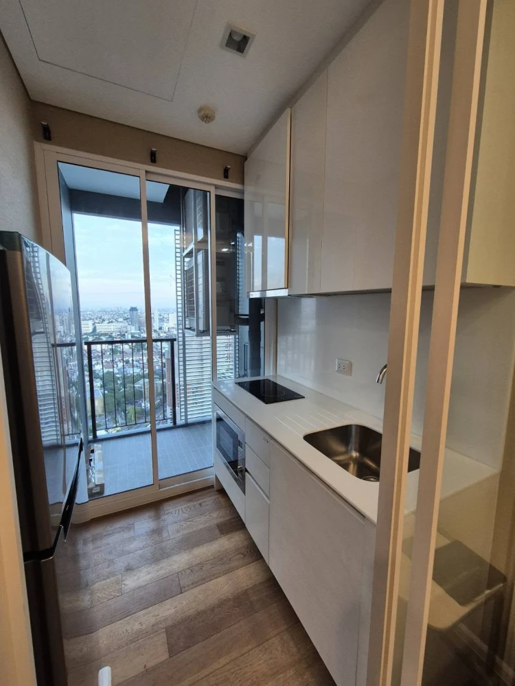 For rent: The Saint Residences, very high floor, good quality furniture, genuine leather sofa, hurry and reserve now!