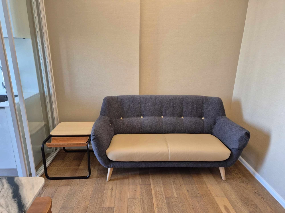 For rent: The Saint Residences, very high floor, good quality furniture, genuine leather sofa, hurry and reserve now!