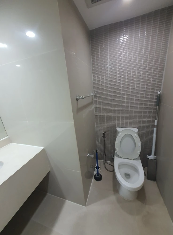 For rent: The Trendy Condominium, studio room, size 35 sq m., with a large bed, very comfortable to sleep in, very worth booking.
