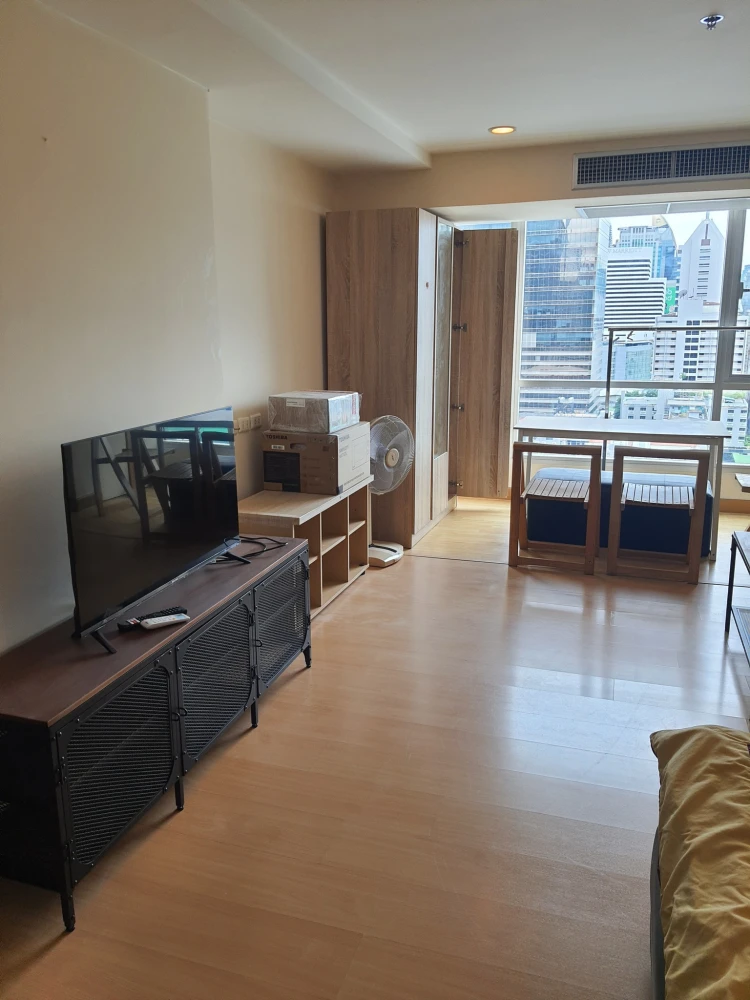 For rent: The Trendy Condominium, studio room, size 35 sq m., with a large bed, very comfortable to sleep in, very worth booking.