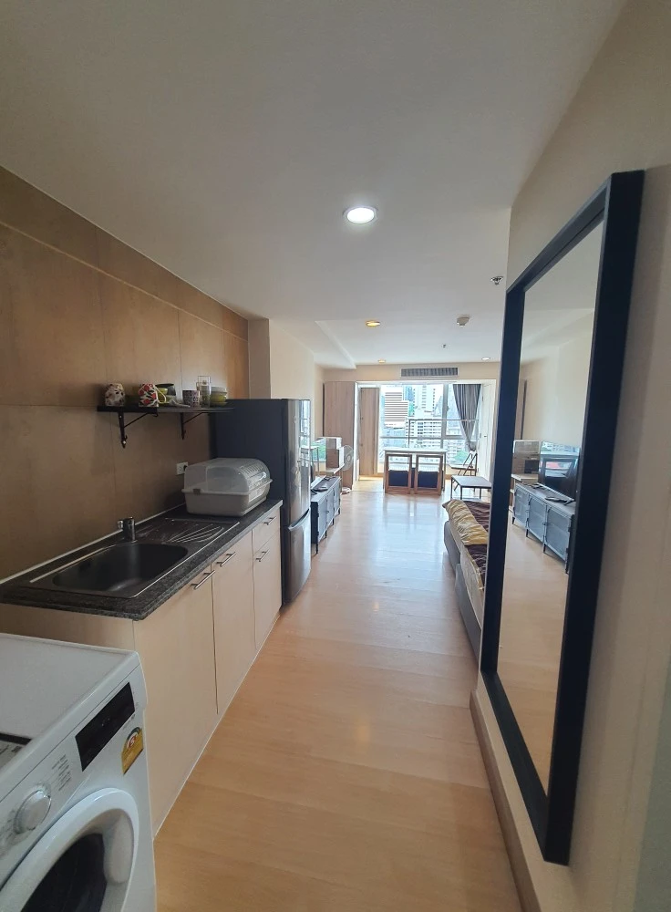 For rent: The Trendy Condominium, studio room, size 35 sq m., with a large bed, very comfortable to sleep in, very worth booking.