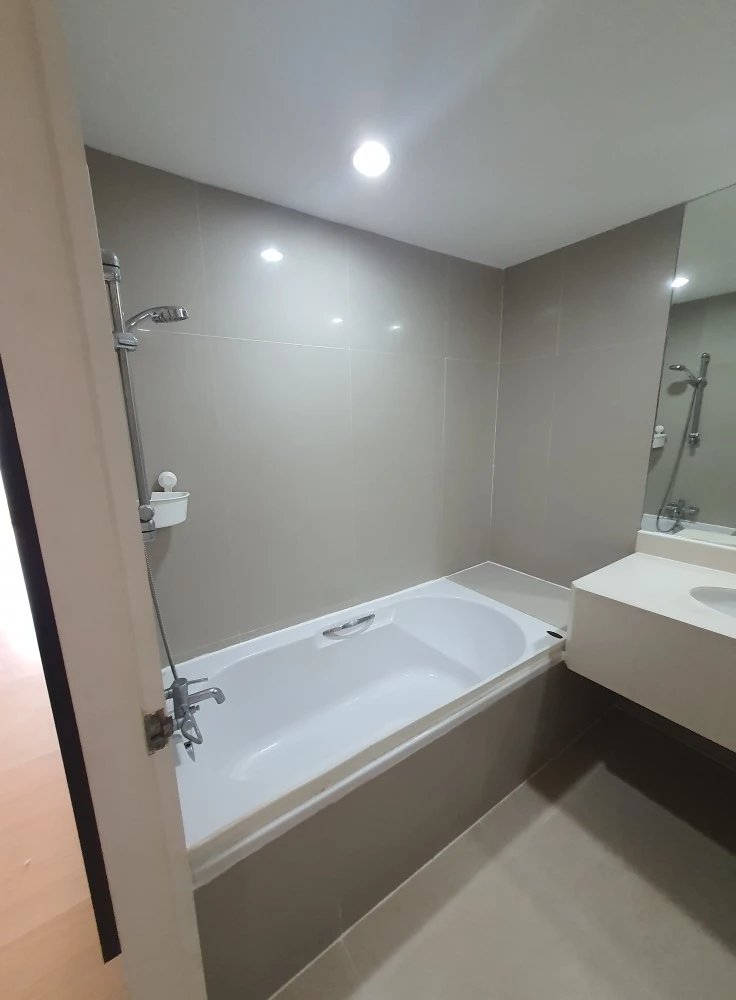 For rent: The Trendy Condominium, studio room, size 35 sq m., with a large bed, very comfortable to sleep in, very worth booking.