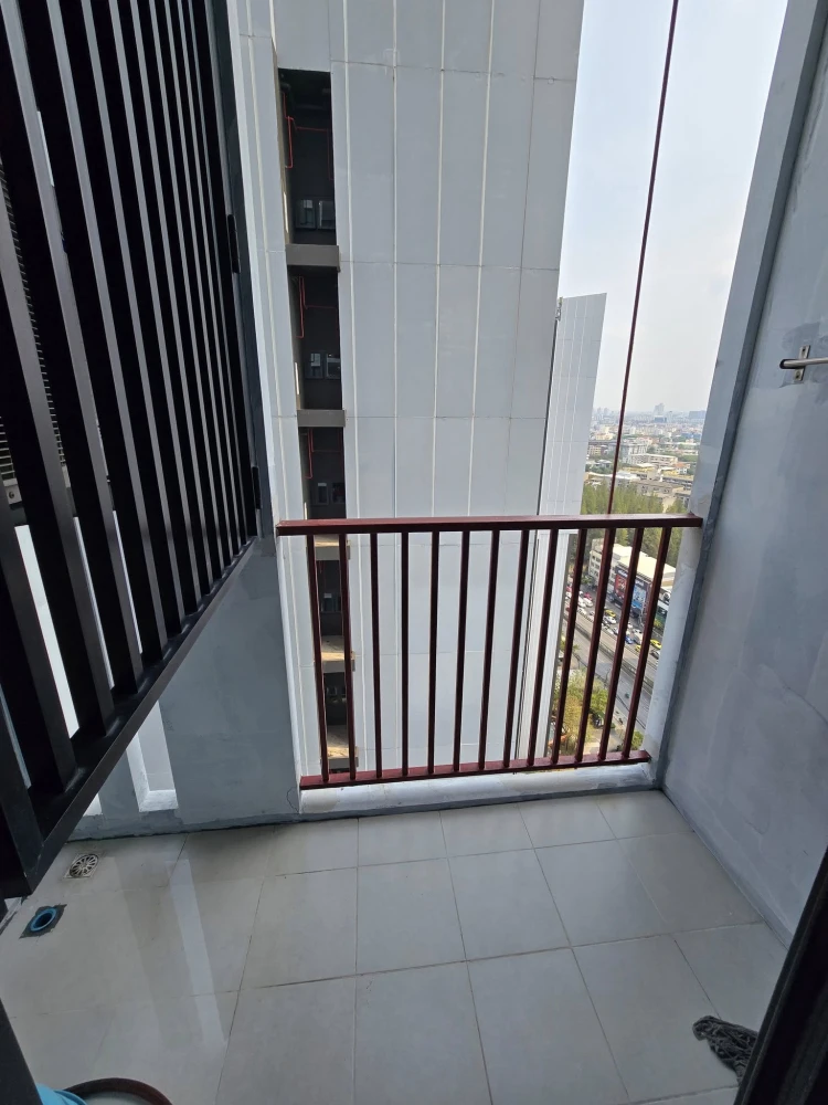 For rent: The Base Rama 9 - Ramkhamhaeng. Well-built bedroom, decorated in soothing blue tones, comfortable to live in. Book now and you won't be disa