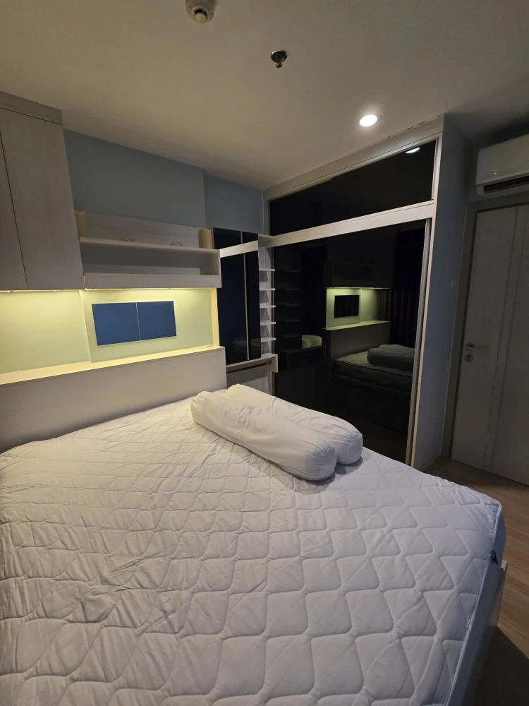 For rent: The Base Rama 9 - Ramkhamhaeng. Well-built bedroom, decorated in soothing blue tones, comfortable to live in. Book now and you won't be disa