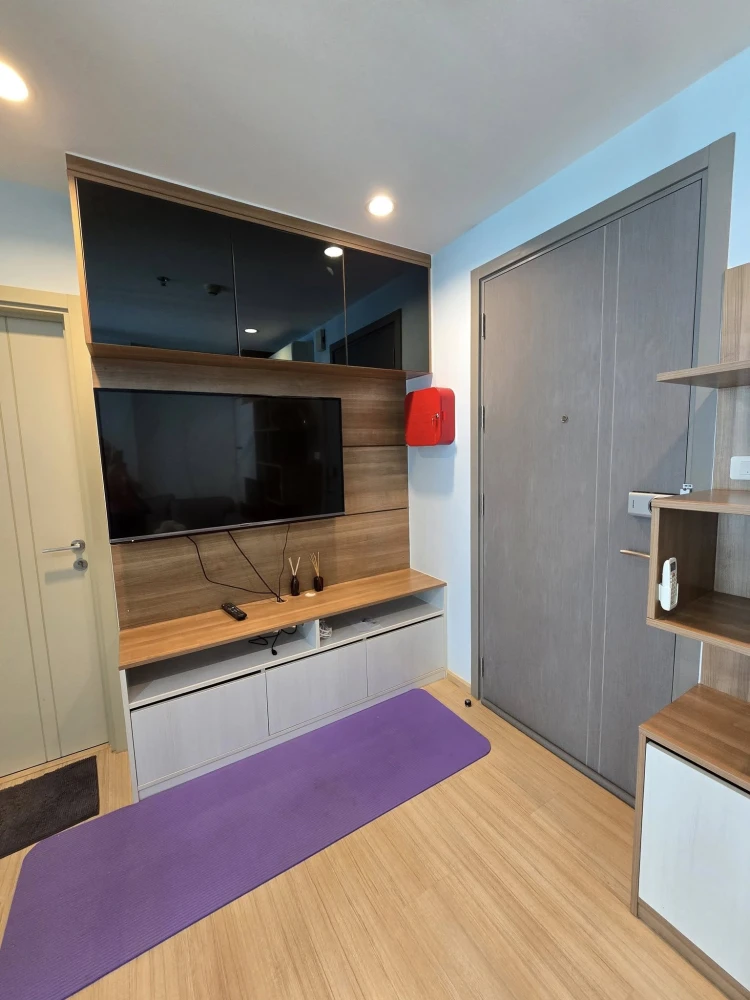 For rent: The Base Rama 9 - Ramkhamhaeng. Well-built bedroom, decorated in soothing blue tones, comfortable to live in. Book now and you won't be disa