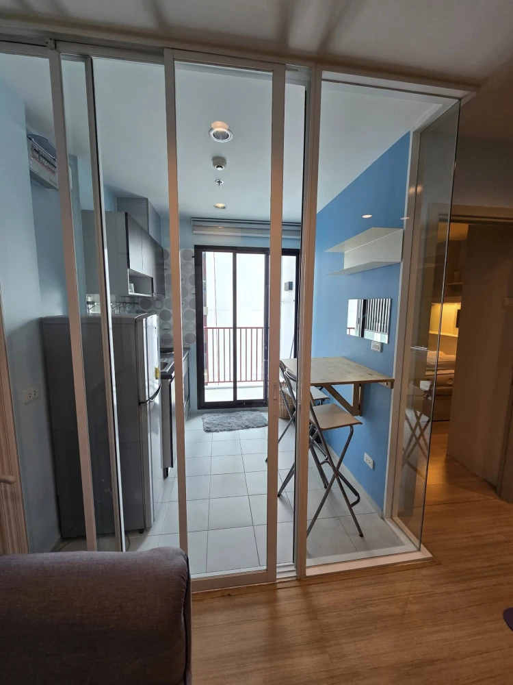 For rent: The Base Rama 9 - Ramkhamhaeng. Well-built bedroom, decorated in soothing blue tones, comfortable to live in. Book now and you won't be disa