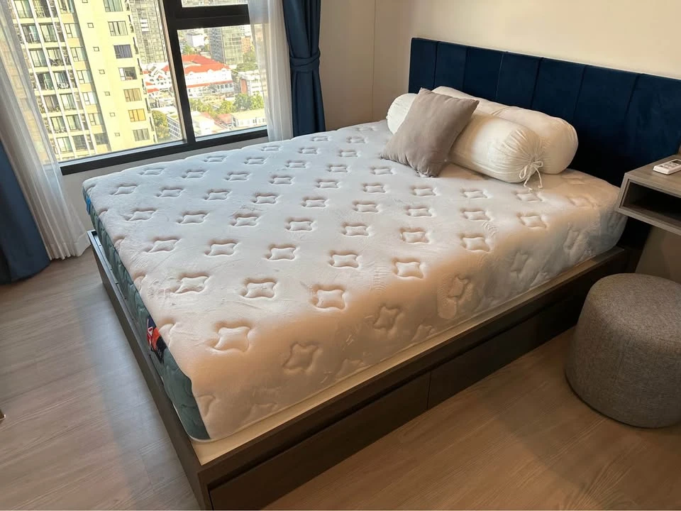 For rent: The Base Phetchaburi - Thonglor, 29th floor, with a high-angle view of Thonglor. Fully furnished. You'll regret it if you miss it.