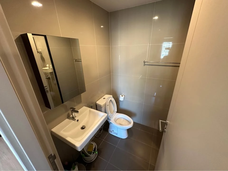 For rent: The Base Phetchaburi - Thonglor, 29th floor, with a high-angle view of Thonglor. Fully furnished. You'll regret it if you miss it.