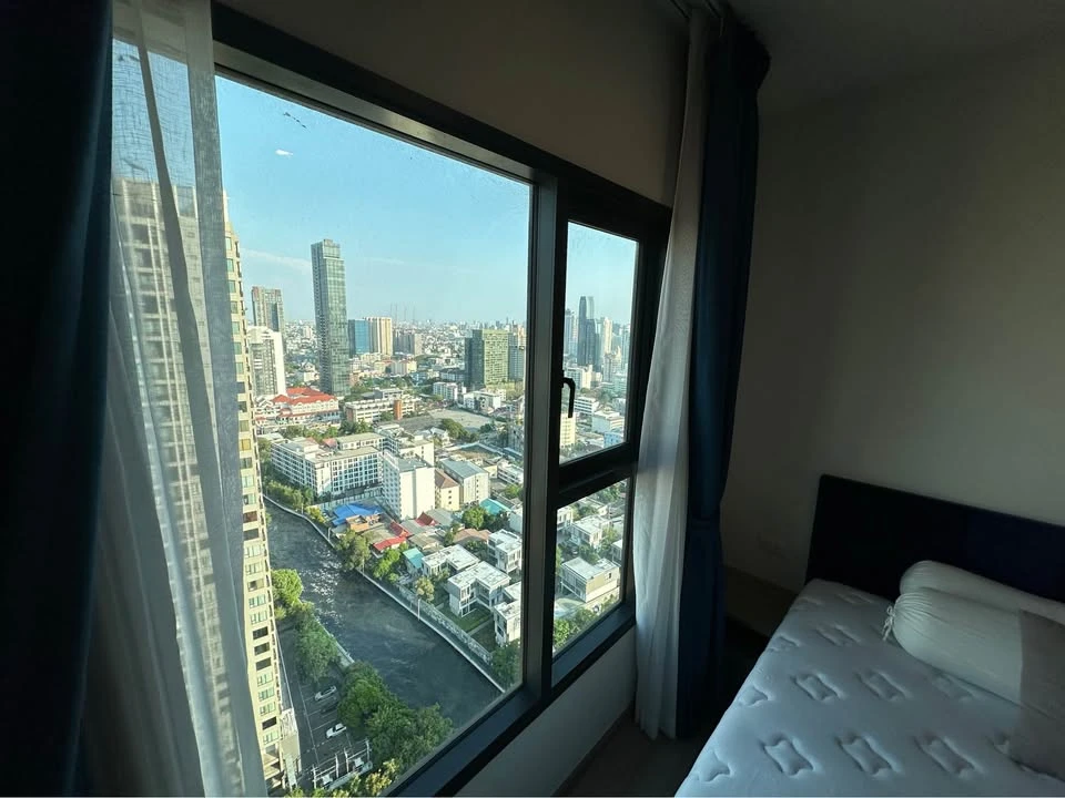 For rent: The Base Phetchaburi - Thonglor, 29th floor, with a high-angle view of Thonglor. Fully furnished. You'll regret it if you miss it.
