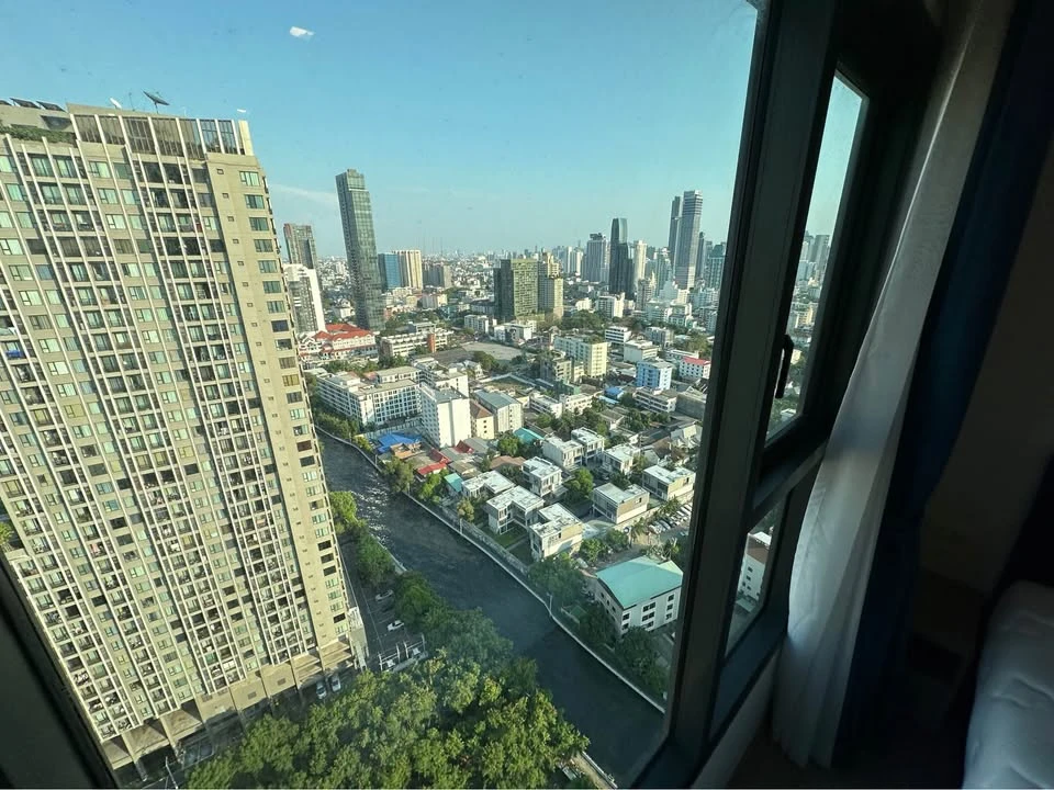For rent: The Base Phetchaburi - Thonglor, 29th floor, with a high-angle view of Thonglor. Fully furnished. You'll regret it if you miss it.