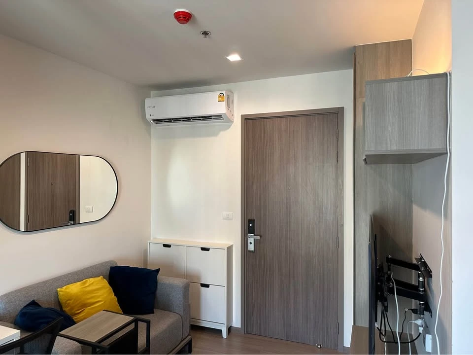 For rent: The Base Phetchaburi - Thonglor, 29th floor, with a high-angle view of Thonglor. Fully furnished. You'll regret it if you miss it.