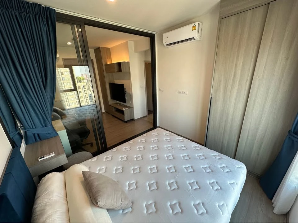For rent: The Base Phetchaburi - Thonglor, 29th floor, with a high-angle view of Thonglor. Fully furnished. You'll regret it if you miss it.