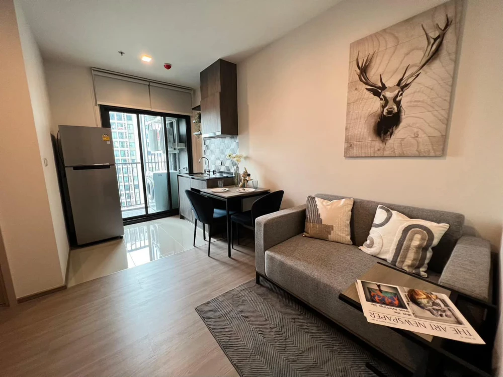 For rent: The Base Phetchaburi - Thonglor, very high floor, 25th floor, fully furnished + electrical appliances, washing machine and dryer included. B