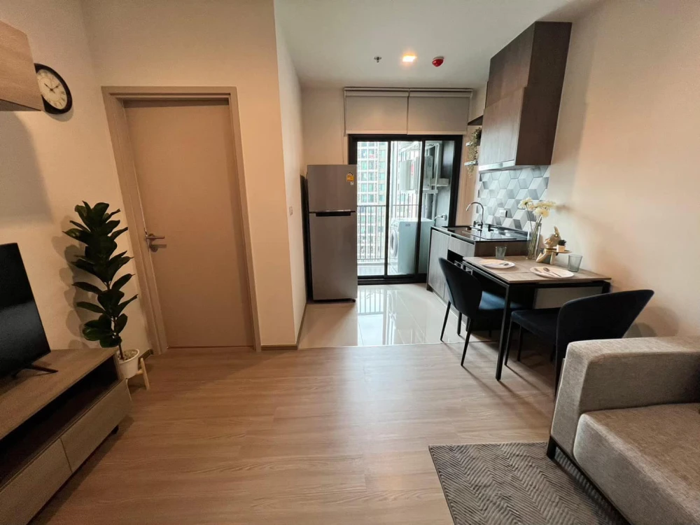 For rent: The Base Phetchaburi - Thonglor, very high floor, 25th floor, fully furnished + electrical appliances, washing machine and dryer included. B