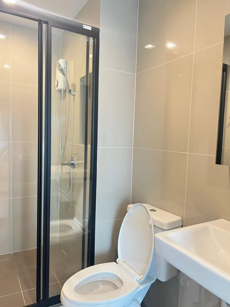 For rent: The Base Phetchaburi - Thonglor, very high floor, 25th floor, fully furnished + electrical appliances, washing machine and dryer included. B