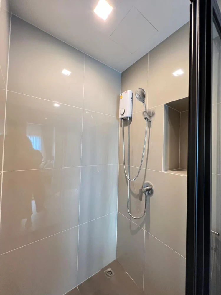 For rent: The Base Phetchaburi - Thonglor, very high floor, 25th floor, fully furnished + electrical appliances, washing machine and dryer included. B