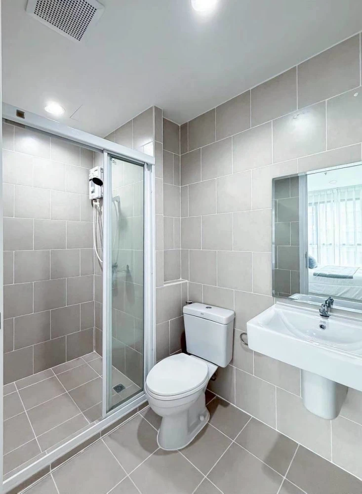 For rent!! The Base Chaengwattana, 6th floor, Building A, swimming pool view, fully furnished, ready to move in! Don't miss out!!
