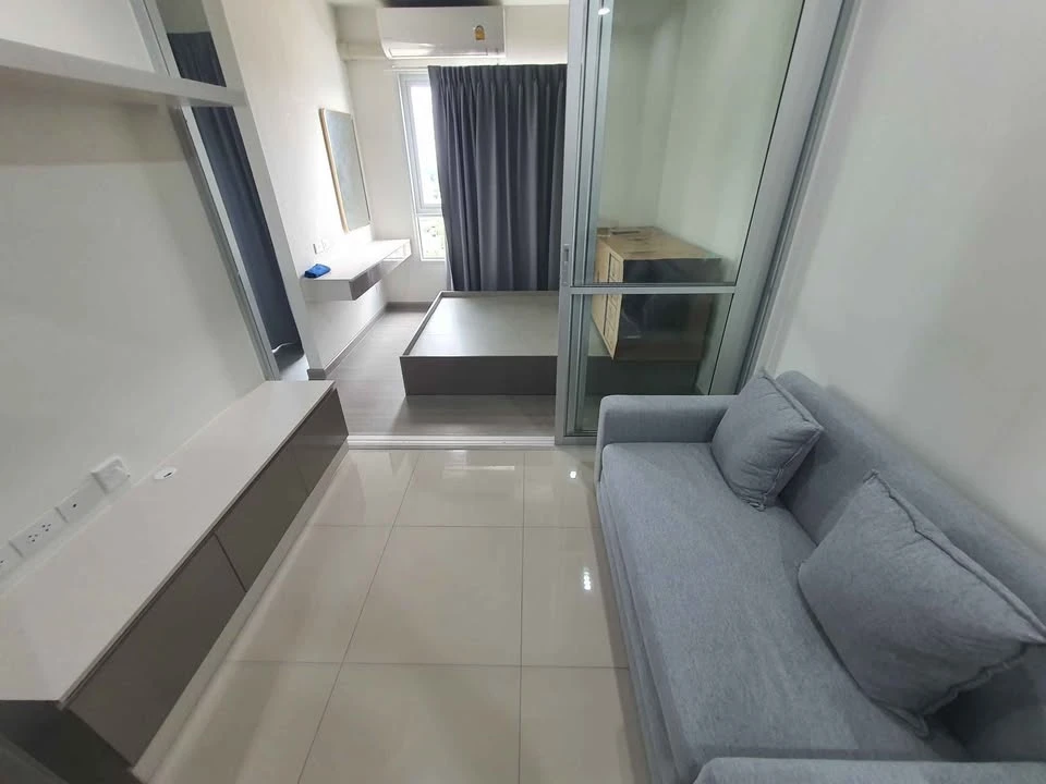 For rent: The President Charan - Yaek Fai Chai Station. The room is on a very high floor with a beautiful city view. Hurry, or you'll miss out!