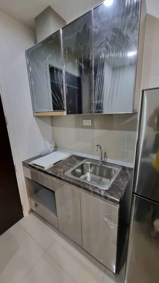 For rent: The President Charan - Yaek Fai Chai Station. The room is on a very high floor with a beautiful city view. Hurry, or you'll miss out!