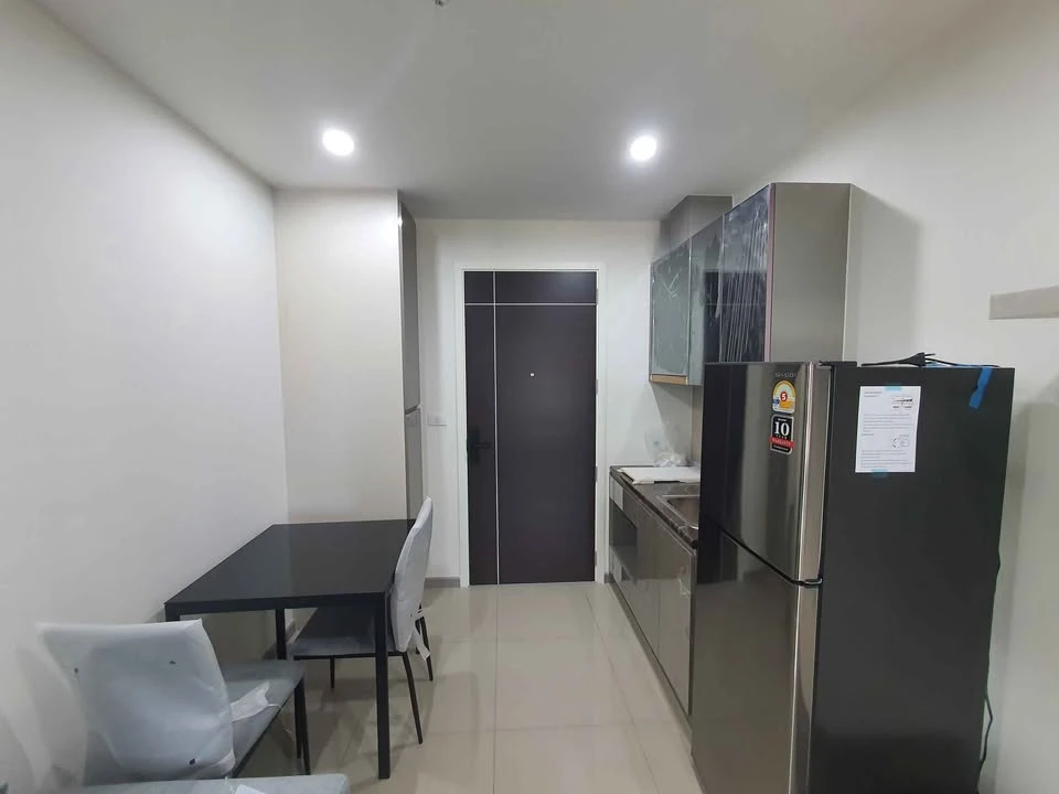 For rent: The President Charan - Yaek Fai Chai Station. The room is on a very high floor with a beautiful city view. Hurry, or you'll miss out!