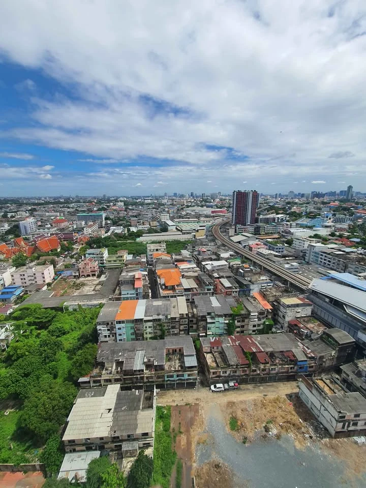 For rent: The President Charan - Yaek Fai Chai Station. The room is on a very high floor with a beautiful city view. Hurry, or you'll miss out!