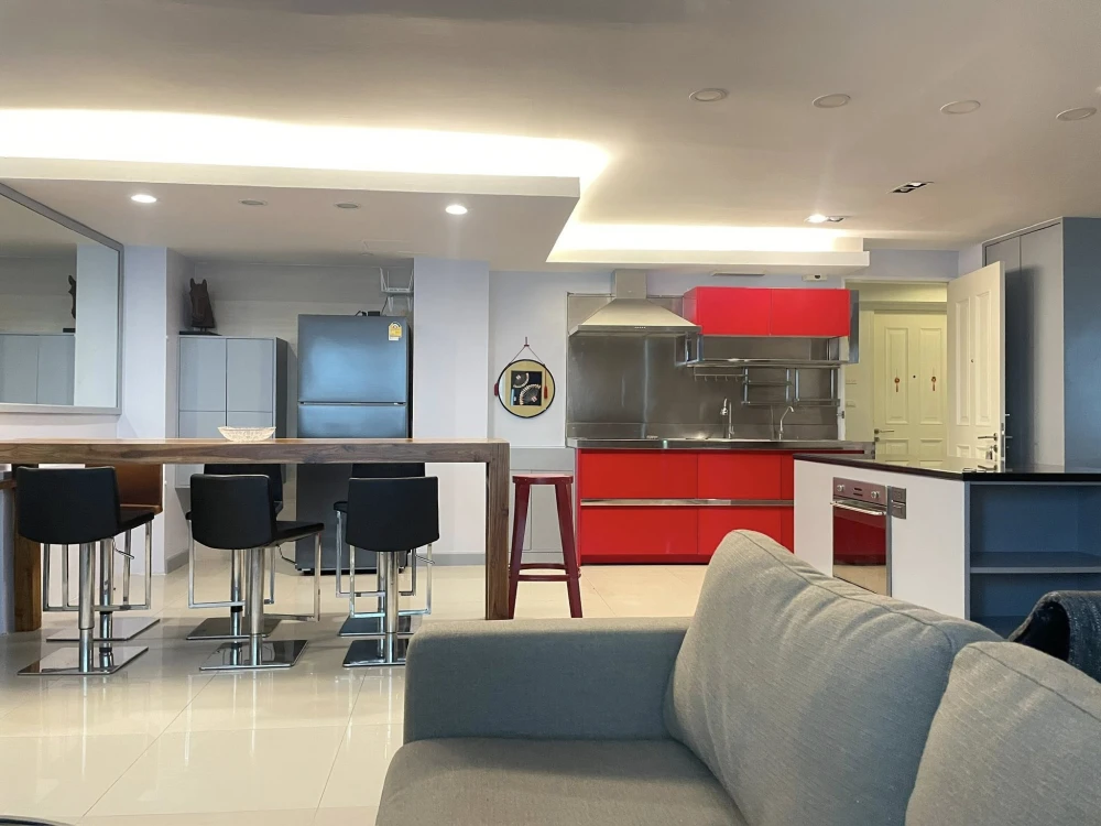 For rent: The Clover Thonglor, spacious room, comes with a lot of usable space. If you don't book, you'll regret it later.