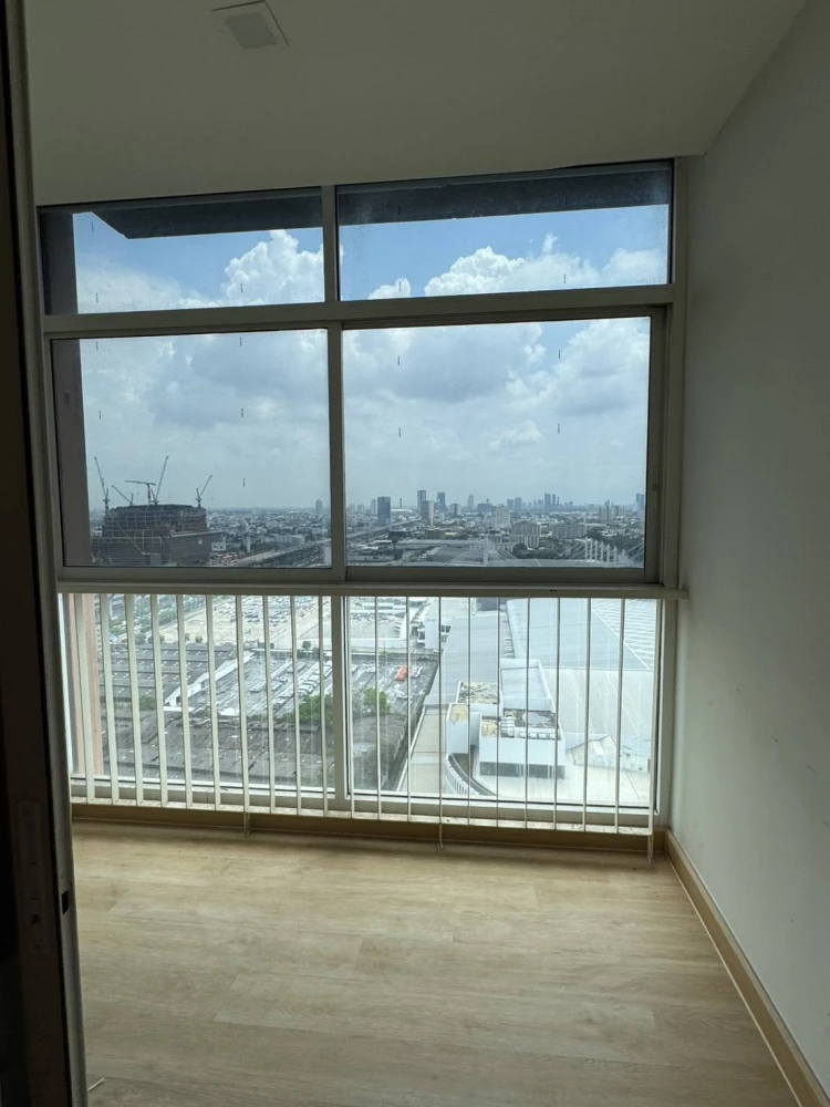 For rent: The Coast Bangkok Sukhumvit-Bangna, 2 bedrooms, 2 bathrooms, Building A, very high floor, decorated with awesome wallpaper. Don't miss it.