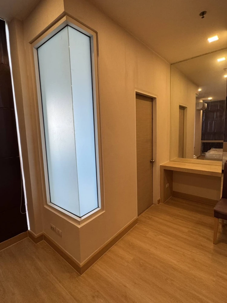 For rent: The Coast Bangkok Sukhumvit-Bangna, 2 bedrooms, 2 bathrooms, Building A, very high floor, decorated with awesome wallpaper. Don't miss it.