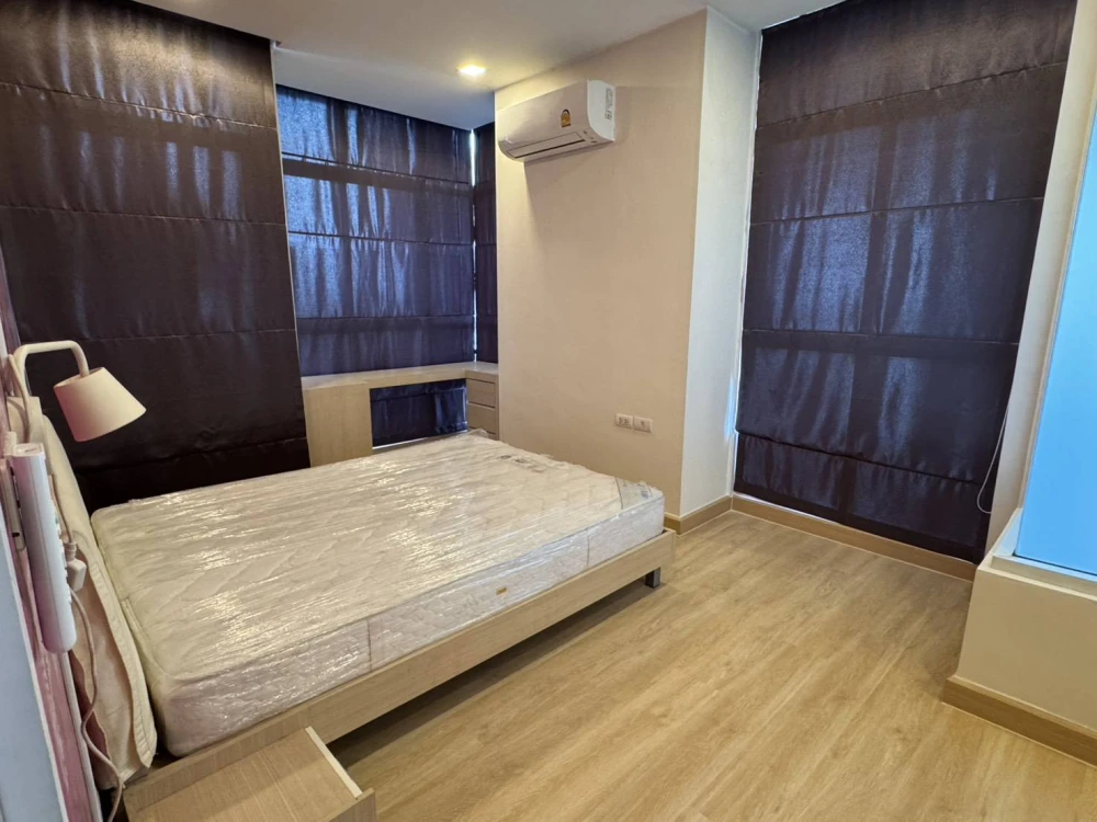 For rent: The Coast Bangkok Sukhumvit-Bangna, 2 bedrooms, 2 bathrooms, Building A, very high floor, decorated with awesome wallpaper. Don't miss it.