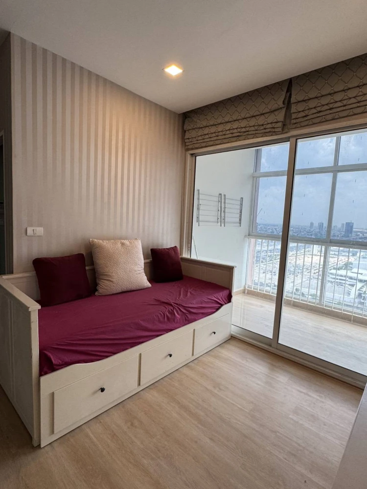 For rent: The Coast Bangkok Sukhumvit-Bangna, 2 bedrooms, 2 bathrooms, Building A, very high floor, decorated with awesome wallpaper. Don't miss it.