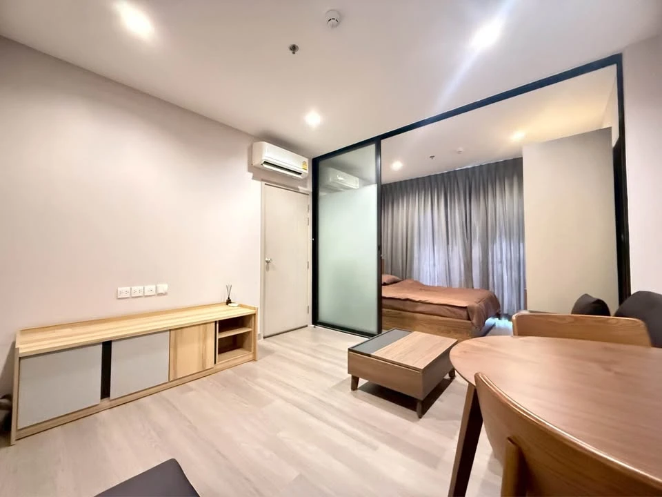 For rent: The Politan Rive, 38th floor, spacious room, high floor, great view. Interested in owning one? Hurry and reserve now! Don't miss out!
