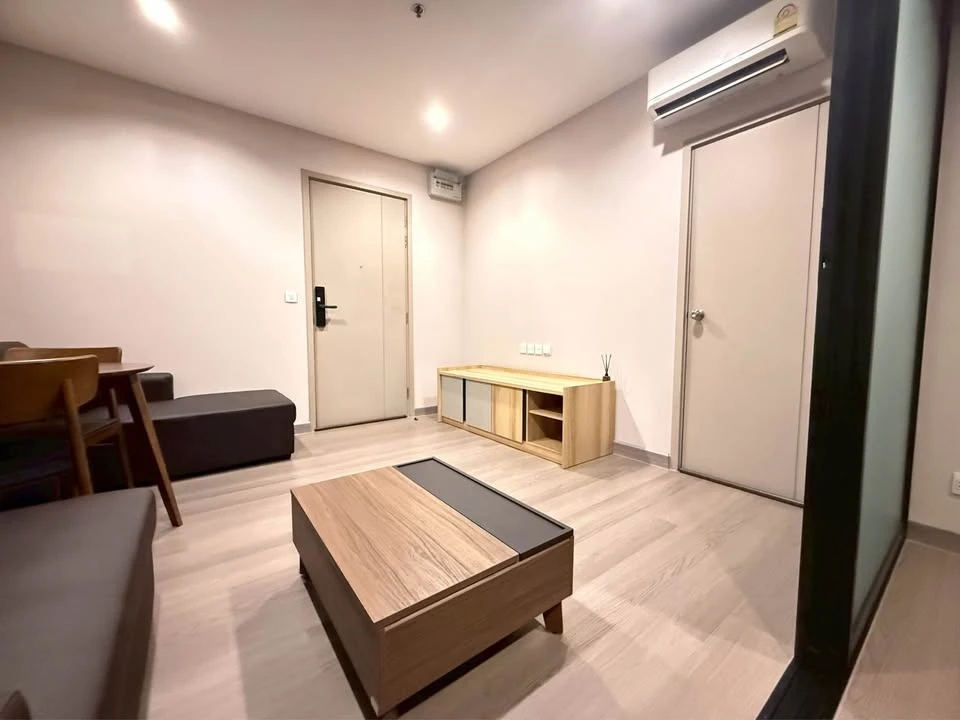 For rent: The Politan Rive, 38th floor, spacious room, high floor, great view. Interested in owning one? Hurry and reserve now! Don't miss out!