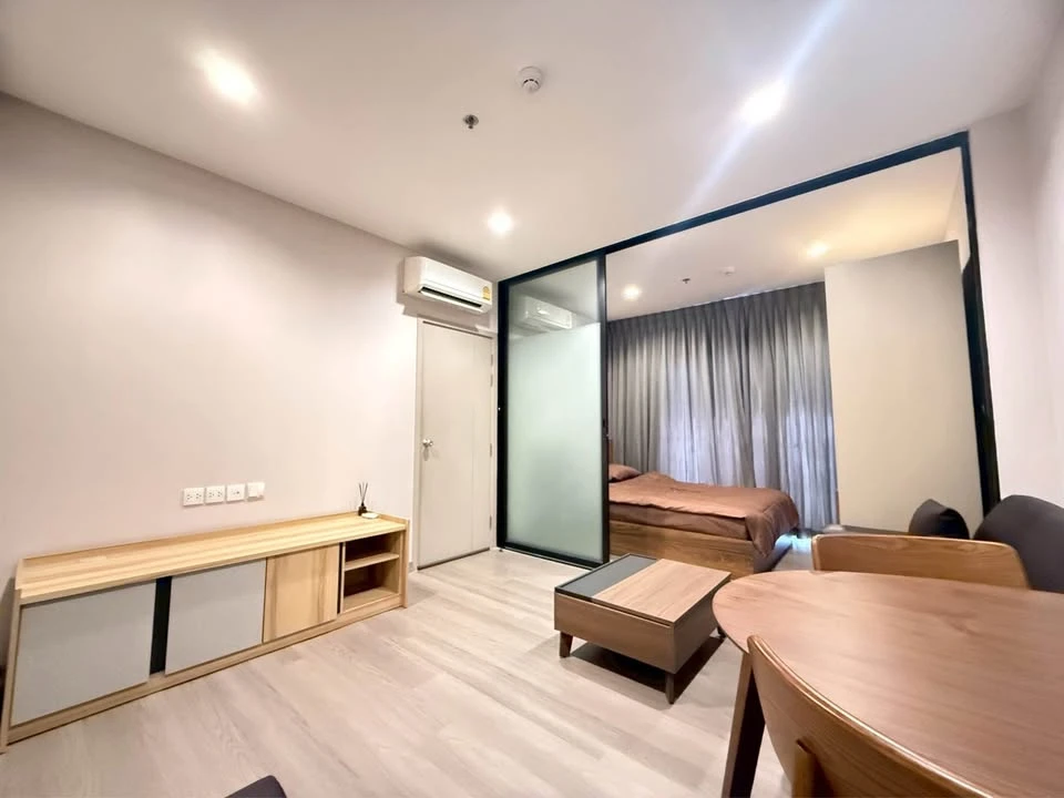 For rent: The Politan Rive, 38th floor, spacious room, high floor, great view. Interested in owning one? Hurry and reserve now! Don't miss out!
