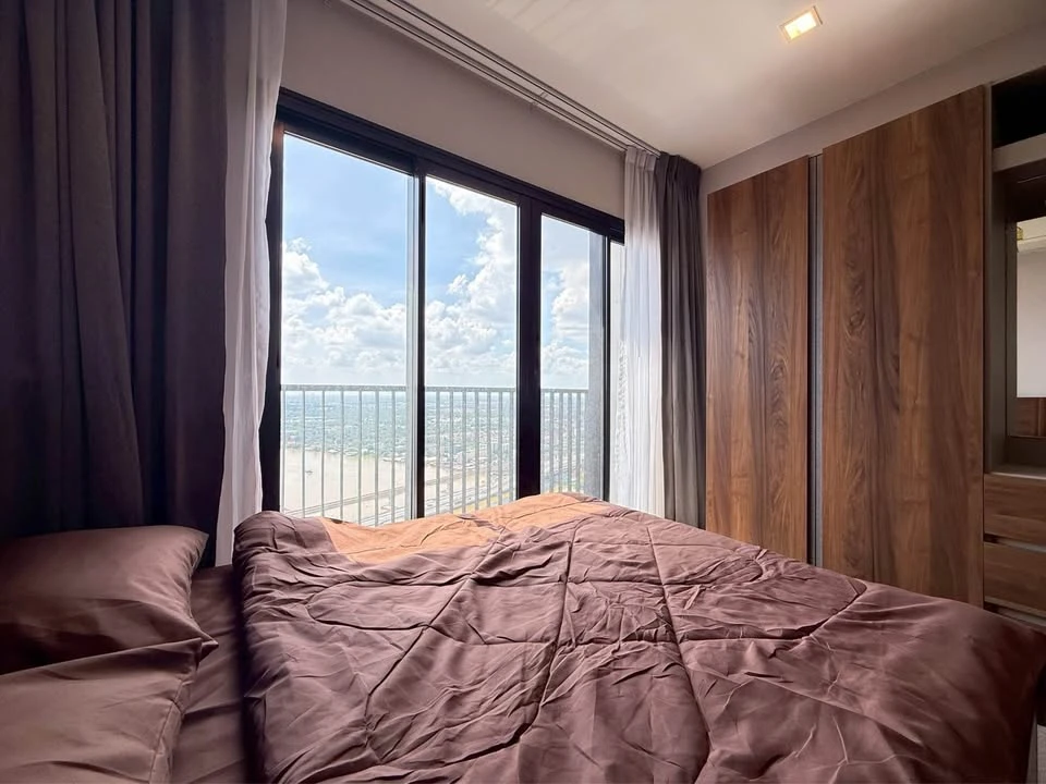 For rent: The Politan Rive, 38th floor, spacious room, high floor, great view. Interested in owning one? Hurry and reserve now! Don't miss out!
