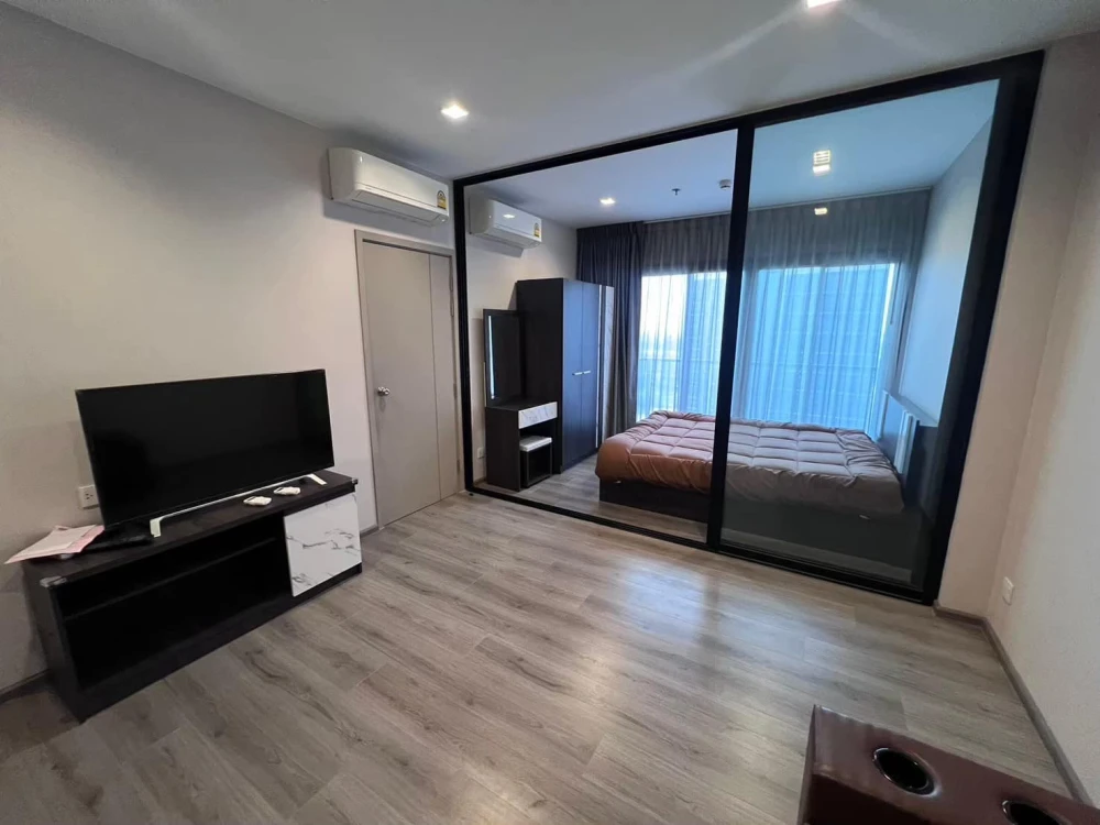 For rent: The Politan Rive, 53rd floor, highest point, north side, river view, very windy, cool and comfortable all day, must book.