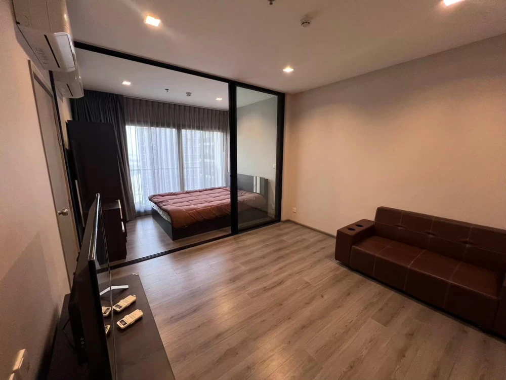 For rent: The Politan Rive, 53rd floor, highest point, north side, river view, very windy, cool and comfortable all day, must book.