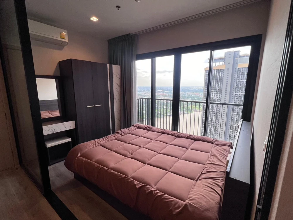 For rent: The Politan Rive, 53rd floor, highest point, north side, river view, very windy, cool and comfortable all day, must book.