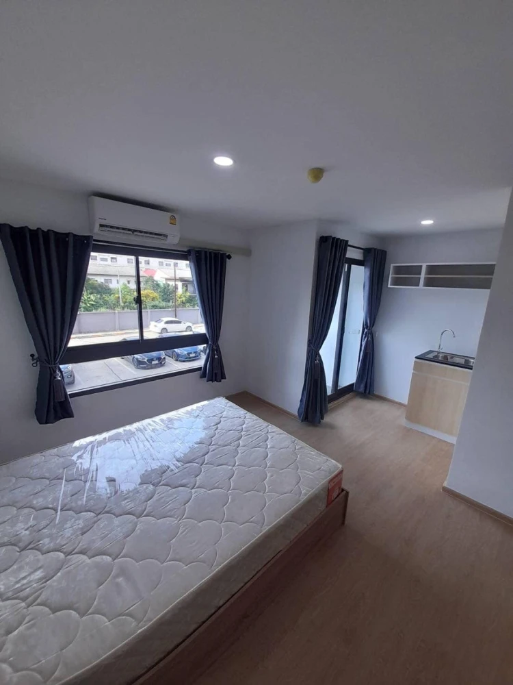 For rent: The Diamond, Nawanakorn-Talat Thai, studio room, 2nd floor, not high, very good price, hurry and reserve now.