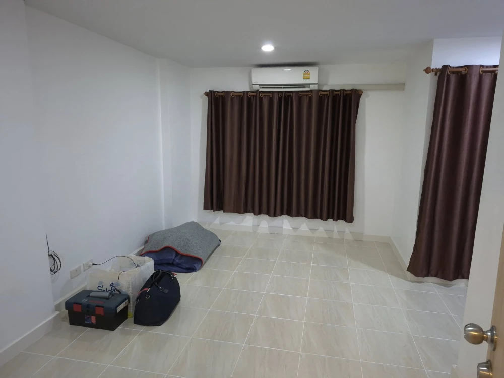 For rent: The Diamond Nawakon-Talat Thai, empty room + air conditioner + sink + curtains, at a great price. Must book!