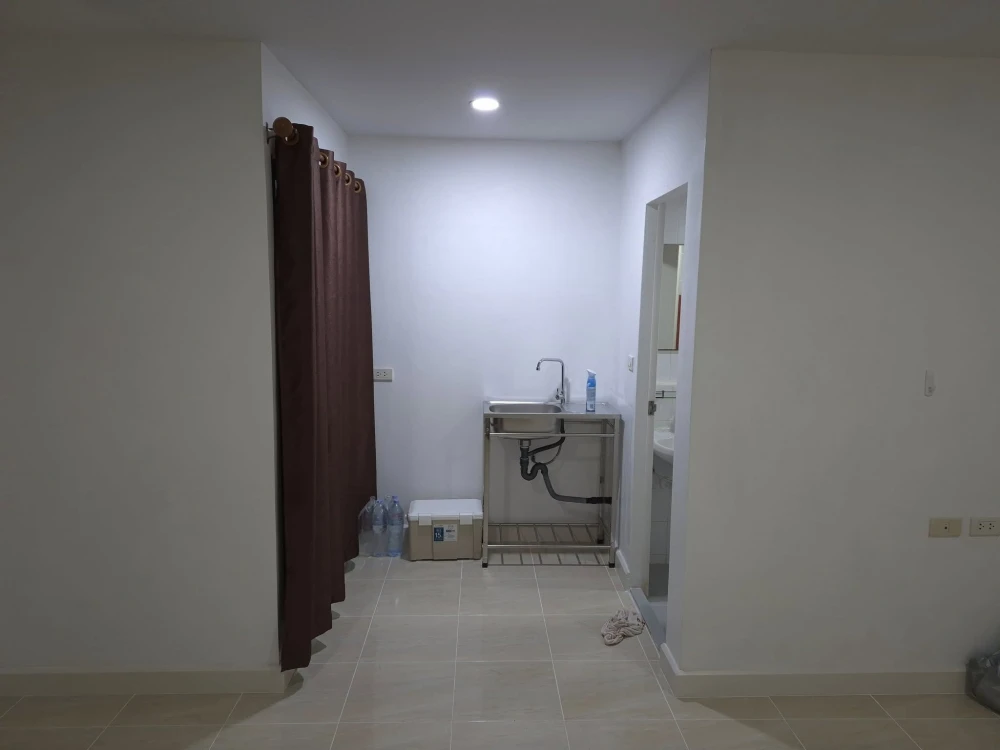 For rent: The Diamond Nawakon-Talat Thai, empty room + air conditioner + sink + curtains, at a great price. Must book!