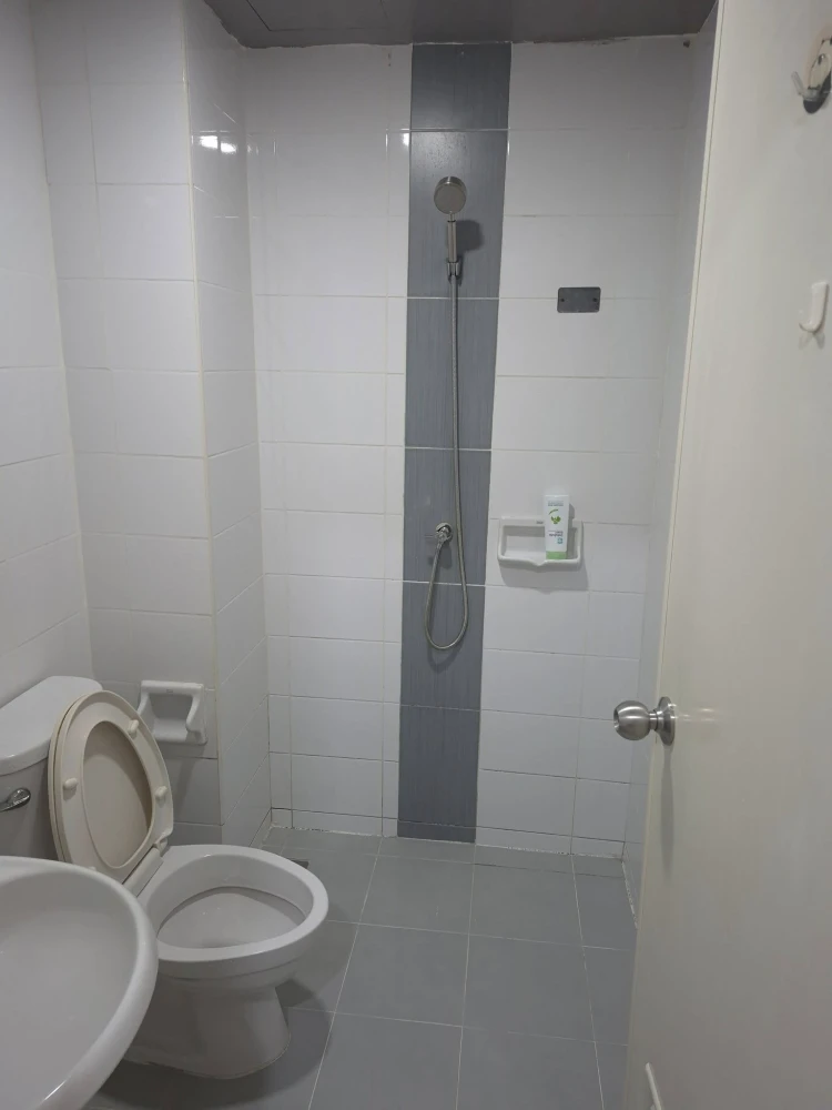 For rent: The Diamond Nawakon-Talat Thai, empty room + air conditioner + sink + curtains, at a great price. Must book!