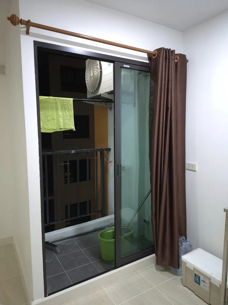 For rent: The Diamond Nawakon-Talat Thai, empty room + air conditioner + sink + curtains, at a great price. Must book!