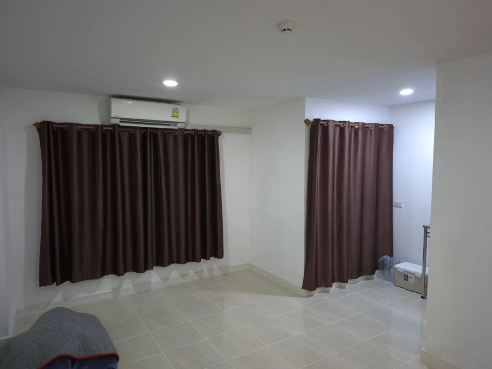For rent: The Diamond Nawakon-Talat Thai, empty room + air conditioner + sink + curtains, at a great price. Must book!