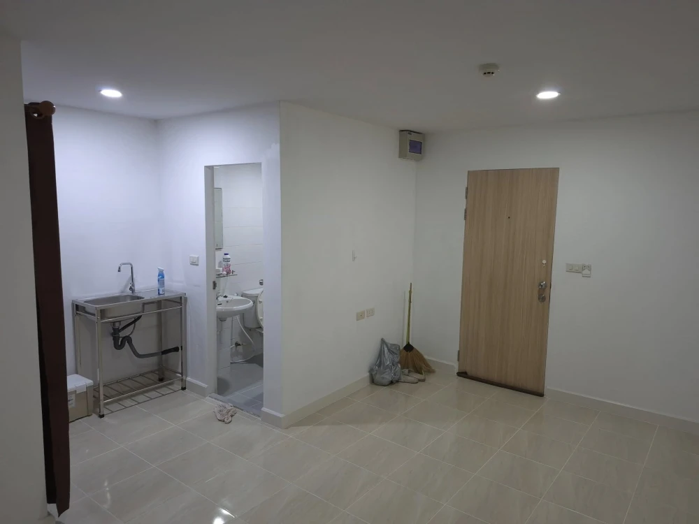 For rent: The Diamond Nawakon-Talat Thai, empty room + air conditioner + sink + curtains, at a great price. Must book!
