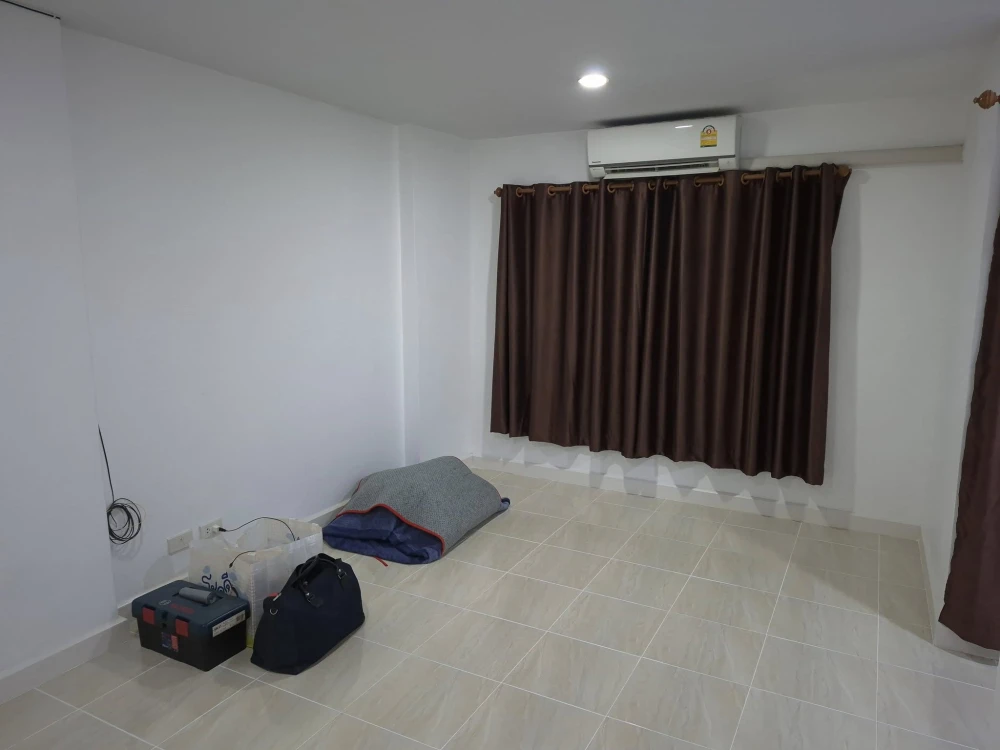 For rent: The Diamond Nawakon-Talat Thai, empty room + air conditioner + sink + curtains, at a great price. Must book!