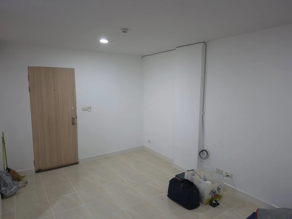 For rent: The Diamond Nawakon-Talat Thai, empty room + air conditioner + sink + curtains, at a great price. Must book!