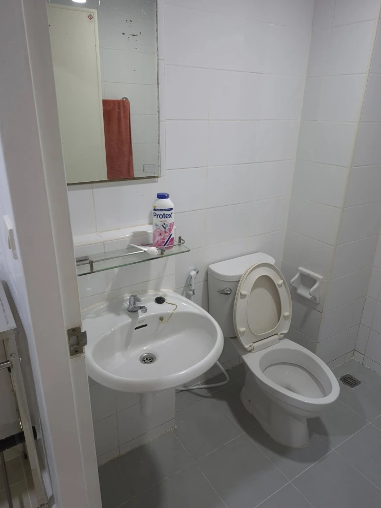 For rent: The Diamond Nawakon-Talat Thai, empty room + air conditioner + sink + curtains, at a great price. Must book!