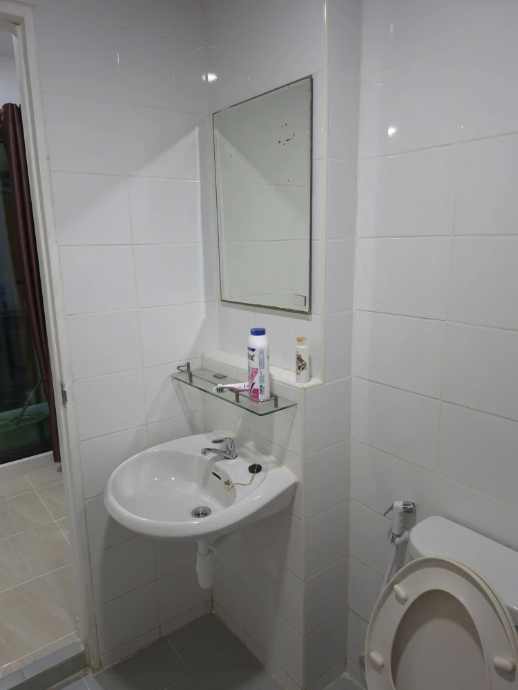 For rent: The Diamond Nawakon-Talat Thai, empty room + air conditioner + sink + curtains, at a great price. Must book!