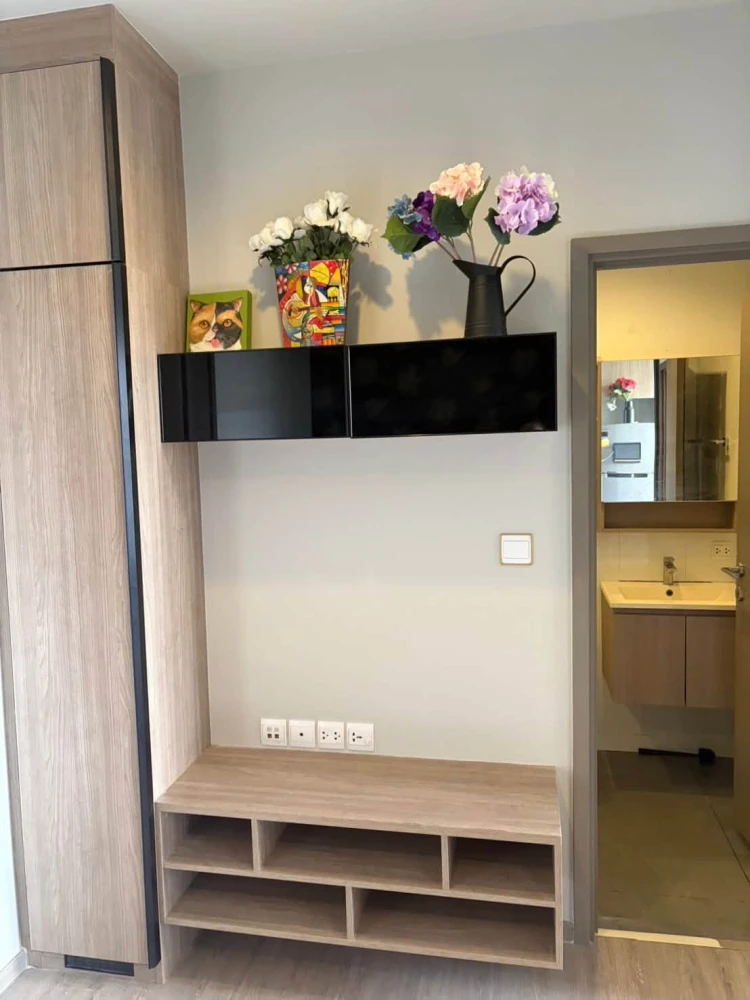 For rent: The Line Wong Sawang, decorated with beautiful wallpaper patterns throughout the room, complete with excellent furniture. Must book.